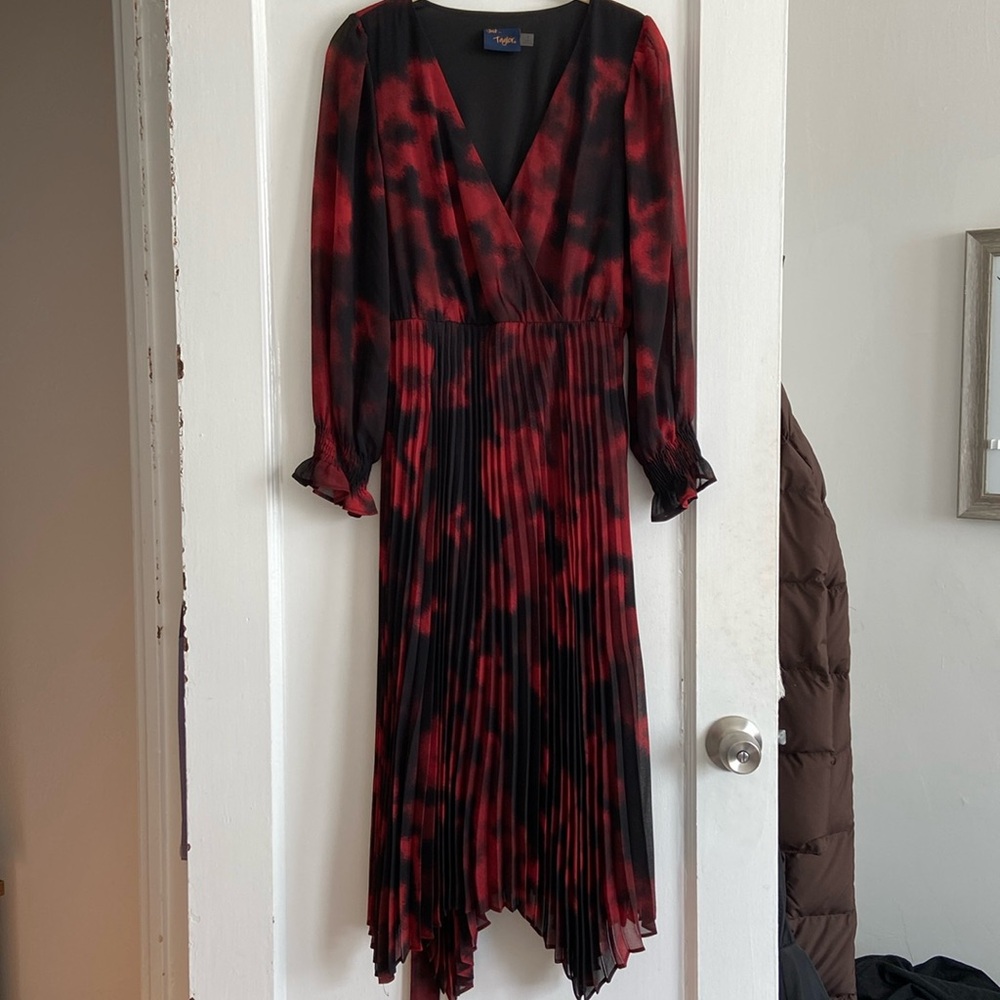 Just Taylor Black and Red Long Sleeved Midi Dress with Tie Waist. Size: 8